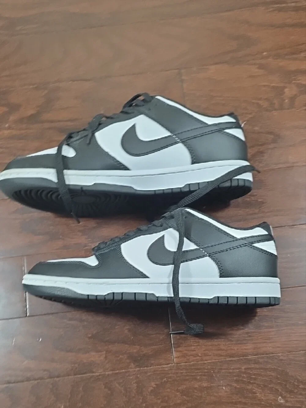 Nike Men's Black and White Low-Top Sneakers
